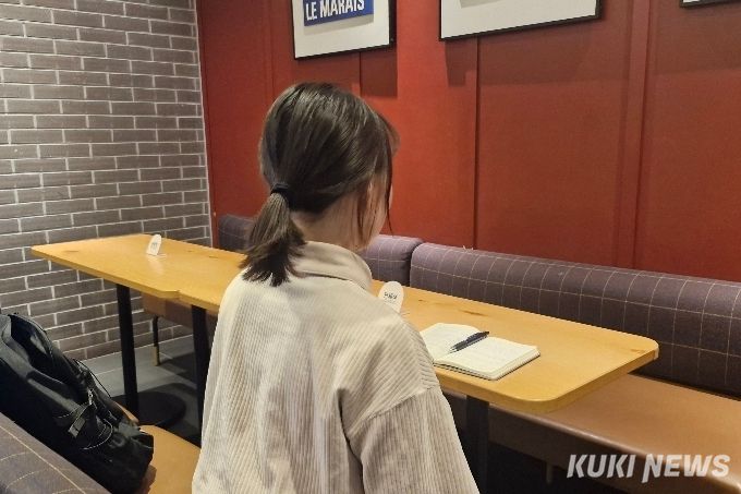 사회복지 공무원 시험 준비를 위해 독서실 관리 업무를 맡게 된 허수정씨. 이가을 쿠키청년기자