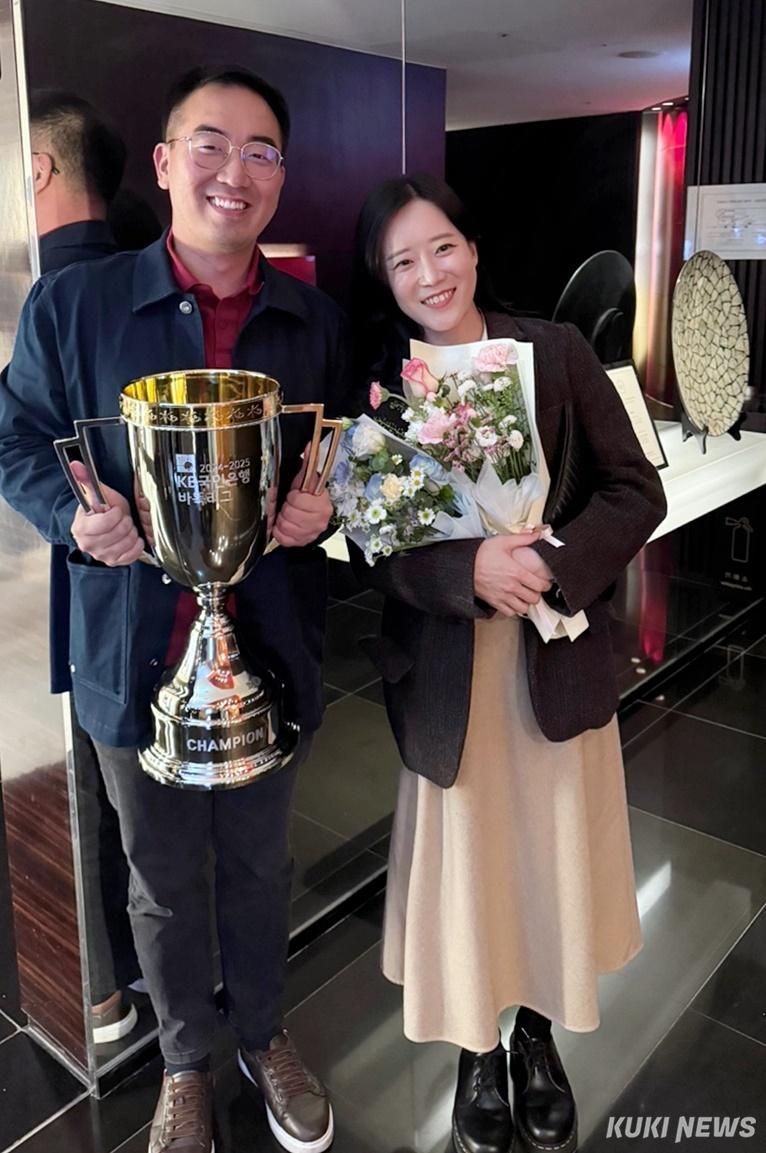 바둑계 대표 잉꼬부부로 잘 알려진 박정상 감독(왼쪽)과 김여원 캐스터. 이번 시즌 영림프라임창호 우승에는 운전기사·매니저·중국어 통역 등 1인 3역을 소화한 김여원 캐스터의 숨은 공로도 있었다. 이영재 기자