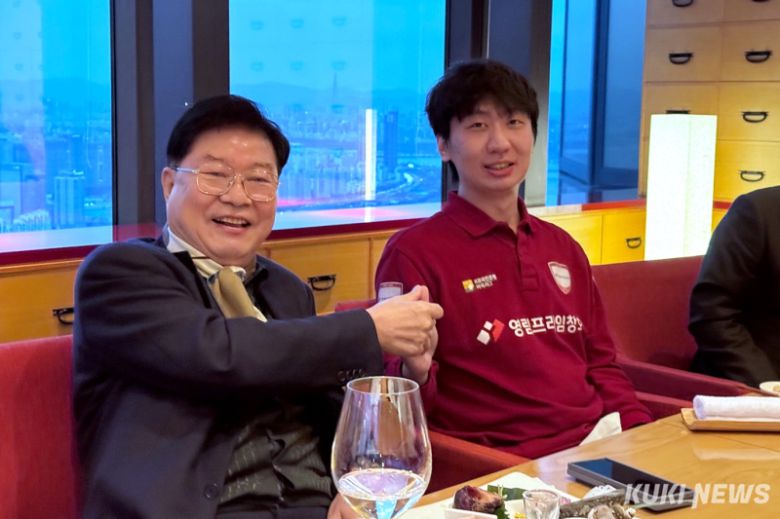영림프라임창호 ‘구단주’ 황복현 영림임업 회장(왼쪽)과 특급 용병 당이페이 9단이 다음 시즌에서도 함께 하자는 의미로 약속을 하고 있다. 이영재 기자