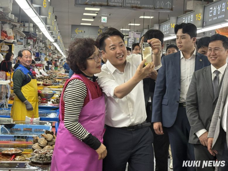 이준석 개혁신당 대선 후보가 14일 오후 부산 자갈치 시장에 들러 상인과 사진을 찍고 있다. 송금종 기자