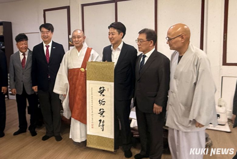 이준석 개혁신당 대선 후보가 14일 오후 범어사에서 ‘무구무애’(無垢無碍·허물이 없으면 장애물이 없다) 친필족자를 들고 정여스님(왼쪽) 등 종교계 지도자 및 관계자와 기념촬영하고 있다. 송금종 기자