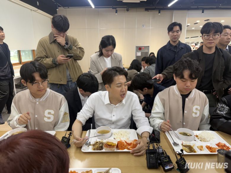 이준석 개혁신당 대선 후보가 15일 서울교대에서 학생들과 점심을 먹으며 소통하고 있다. 송금종 기자