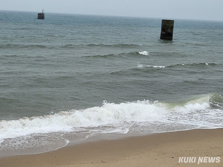 일본 야마구치현 우베시 앞바다에 조세이탄광의 배기·배수시설이던 콘크리트 구조물 '피야'가 물 위로 솟아 있다. 사진=강연만 기자