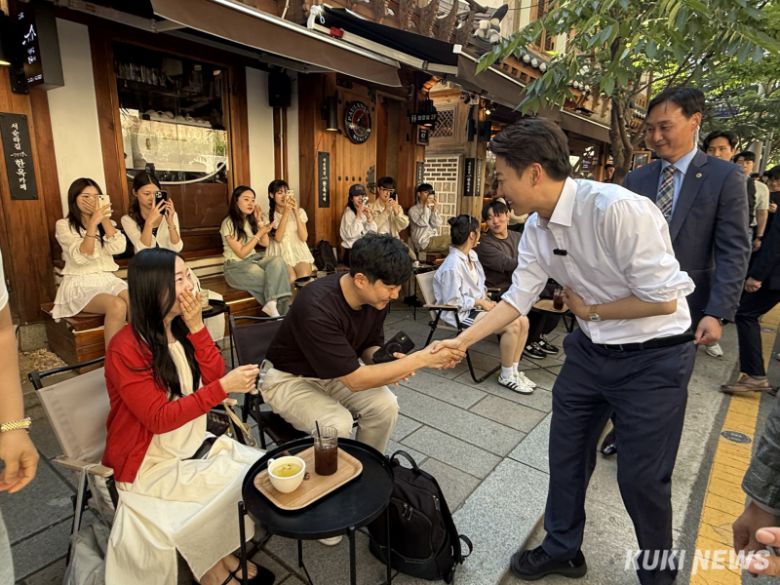 이준석 개혁신당 대선 후보가 25일 서울 종로구 서순라길에서 유권자들과 악수하고 있다. 송금종 기자