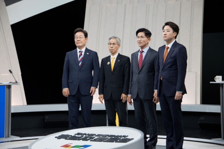 이재명 더불어민주당·권영국 민주노동당·김문수 국민의힘·이준석 개혁신당 대선 후보가 27일 서울 마포구 상암동 MBC 스튜디오에서 진행된 정치 분야 TV토론회에 앞서 포즈를 취하고 있다. 국회사진기자단