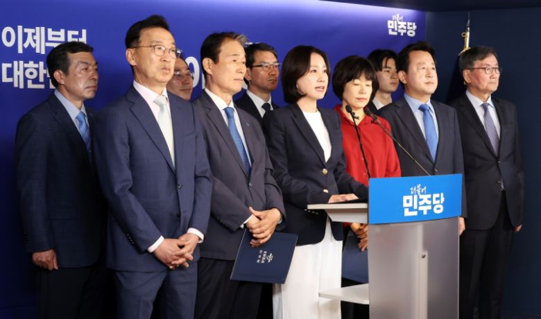 27일 서울 여의도 더불어민주당 중앙당사에서 열린 ‘진짜 보수 민주 보수’ 공동선언식에서 권오을 중앙선거대책위원회 국민대통합위원장과 허은아 전 개혁신당 대표, 최연숙 대구시당 선대위원장 등이 선언문을 낭독하고 있다. 연합뉴스