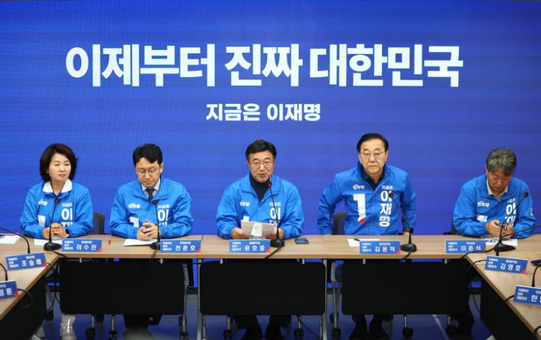 더불어민주당 윤호중 중앙선대위 총괄본부장이 22일 서울 여의도 당사에서 열린 제6차 총괄본부장단회의에서 발언하고 있다. 연합뉴스