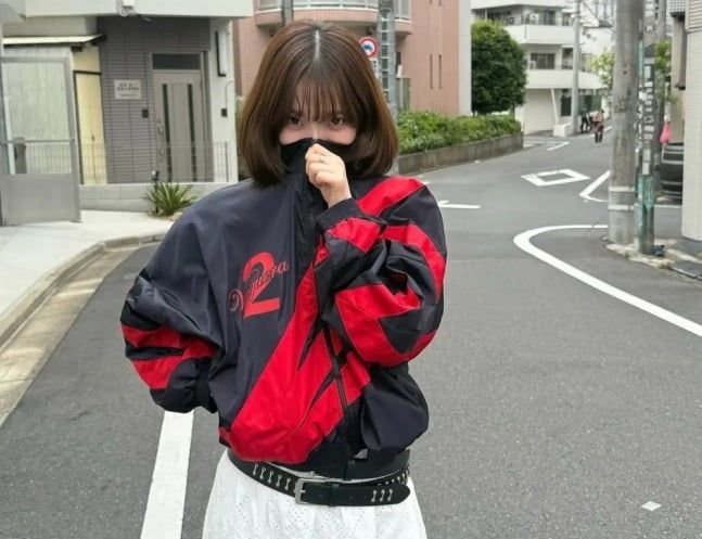 그룹 에스파 카리나가 6·3 대선을 앞두고 숫자 ‘2’가 프린팅된 빨간색 점퍼를 입은 사진을 게재했다. 카리나 인스타그램 캡처
