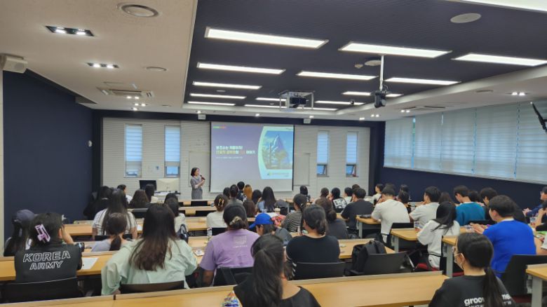 대구 남구보건소 이명자 소장이 수성대 간호학과 학생들을 대상으로 산학협력특강을 진행하고 있다. 수성대 제공