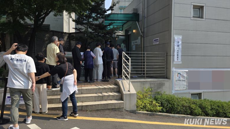 시민들이 제21대 대선 사전투표 첫날인 29일 서울 은평구 구산동 주민센터 3층 사전투표소부터 1층까지 줄을 서 있다. 임현범 기자