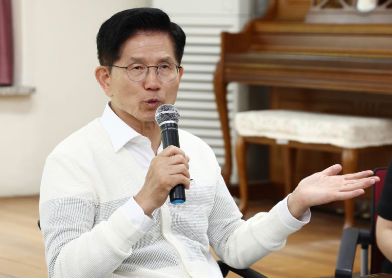 김문수 국민의힘 대선 후보가 29일 경기 안산시 초지종합사회복지관을 찾아 사회복지사들과 간담회를 하고 있다. 연합뉴스