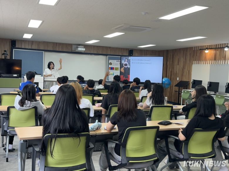 충남교육청진로융합교육원은 다음달 2일 대천여자중학교를 시작으로 도내 중학교 30교를 대상으로 ‘꿈나눔 진로멘토 인문학 특강’을 운영한다.