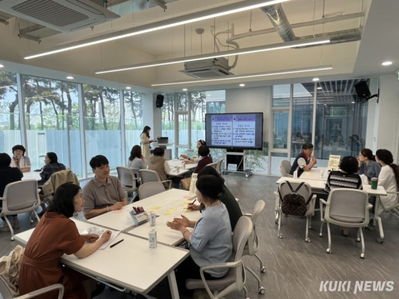 충남교육청은 29일 내포 공감마루에서 중고등학교 선생님들의 수업 전문성 신장과 수업나눔 문화 확산을 위해 ‘수업나눔전문가’ 대상 역량 강화 배움자리를 마련했다.