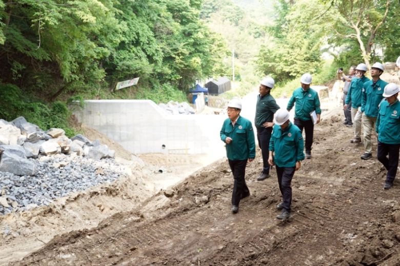 29일 충남 서천군 산사태지역 복구현장을 점검하는 임상섭 산림청장(왼쪽). 산림청