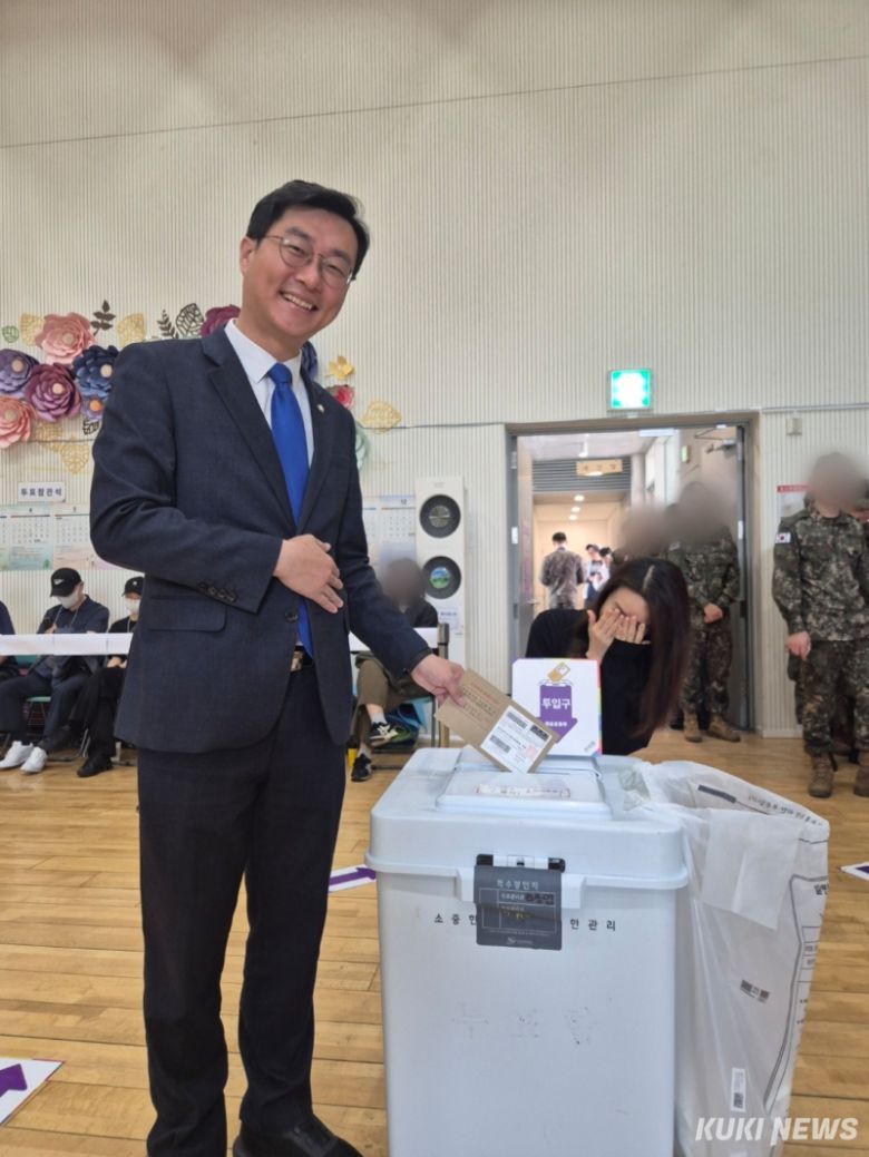 장경태 더불어민주당 서울시당위원장이 5월29일 오전 서울 용산구 한강로동 주민센터에서 사전투표를 하고 있다. 황인성 기자