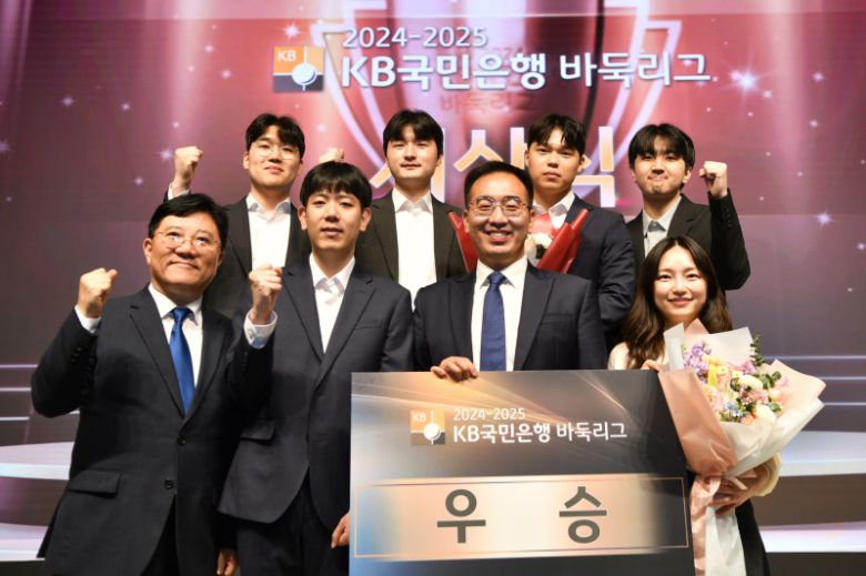 창단 첫해 통합 챔피언에 등극한 영림프라임창호 선수단. 주장 강동윤 선수가 MVP와 다승상, 박정상 감독이 감독상을 받는 등 시상식에서도 주인공이었다. 한국기원 제공