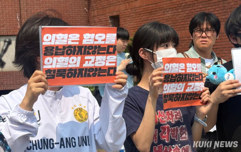 이준석 개혁신당 대선 후보가 30일 오후 중앙대 후문에서 유세했다. 중대 재학생들이 혐오반대 피켓을 들고 있다. 송금종 기자