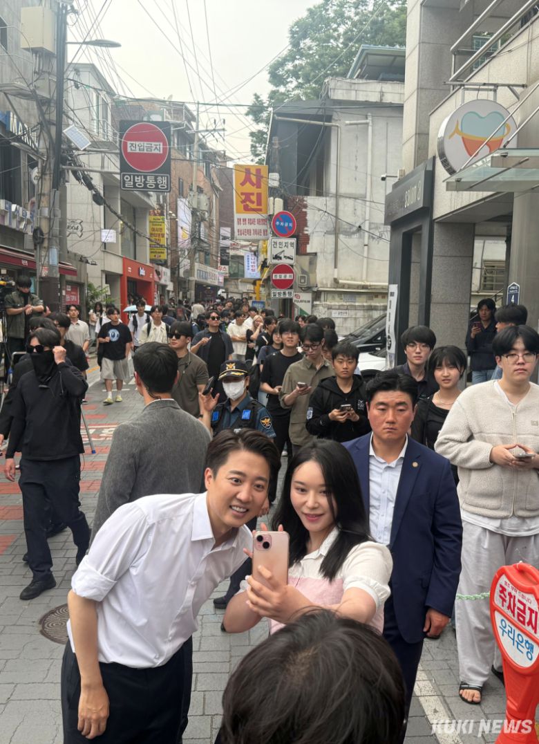 이준석 개혁신당 대선 후보가 29일 서울지하철 안암역 근처에서 시민들과 기념촬영을 하고 있다. 송금종 기자