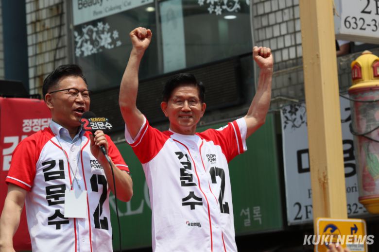 국민의힘 김문수 대선 후보가 31일 강원특별자치도 속초시 속초관광수산시장에서 유세를 펼치고 있는 가운데 이양수(속초·고성·양양·인제) 국회의원이 유권자들에게 김 후보를 지지해 줄 것을 호소하고 있다.