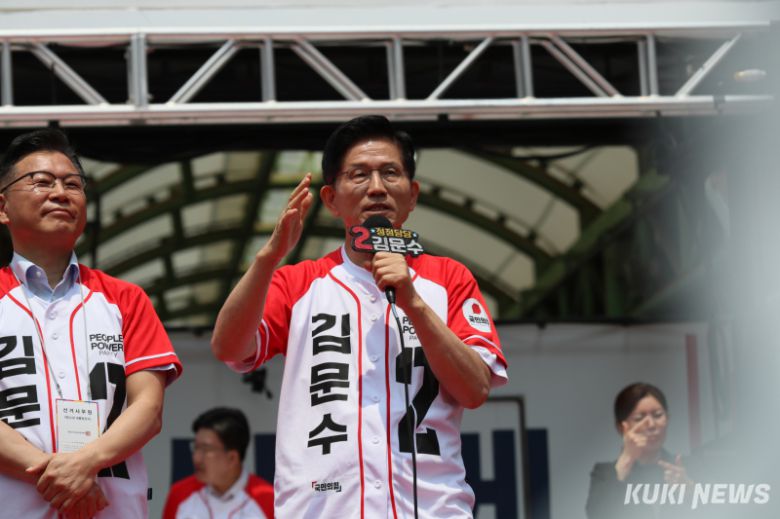 국민의힘 김문수 대선 후보가 31일 강원특별자치도 속초시 속초관광수산시장를 찾아 지지를 호소하고 있다.