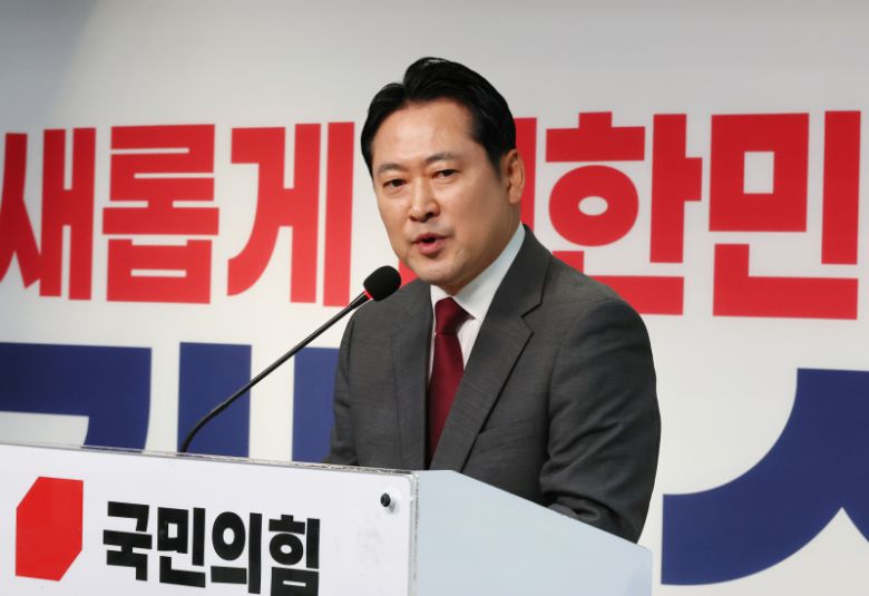 장동혁 국민의힘 선대위 상황실장이 2일 서울 여의도 중앙당사에서 긴급 현안 기자회견을 열고 "세계 3대 투자자로 꼽히는 짐 로저스 로저스홀딩스 회장이 더불어민주당 이재명 대선 후보에 대한 지지 선언을 한 적이 없다"는 보도와 관련해 "대국민 사기극"이라며 비판하고 있다. 연합뉴스