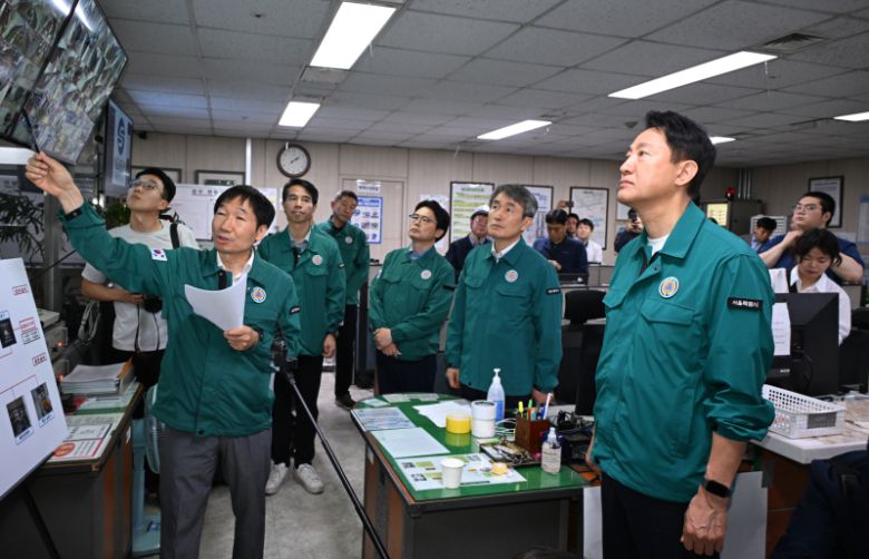오세훈 서울시장이 2일 충무로역을 찾아 스마트CCTV로 역사 내 안전을 점검하고 있다. 서울시 제공