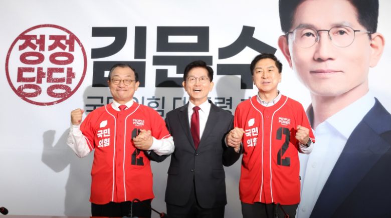 김문수 국민의힘 대선 후보(가운데)가 지난 15일 국회에서 열린 중앙선거대책위원회 회의 및 임명장 수여식에서 이정현(왼쪽), 김기현 공동선대위원장에게 임명장을 전달한 뒤 기념 촬영을하고 있다. 연합뉴스