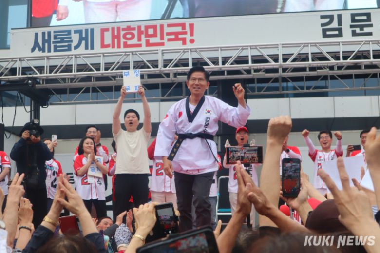 김문수 국민의힘 대선 후보가 2일 대전역 유세에서 도복을 입고 지지자들에게 인사하고 있다. 양다경 기자