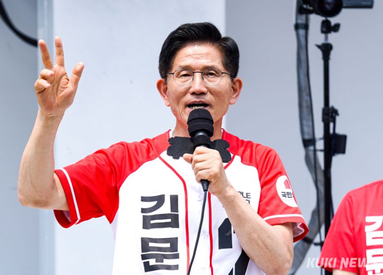 김문수 국민의힘 대선 후보가 지난달 경기 시흥시 삼미시장에서 열린 집중유세 현장에서 지역 당협위원장 등과 함께 시민들에게 인사하고 있다. 유희태 기자