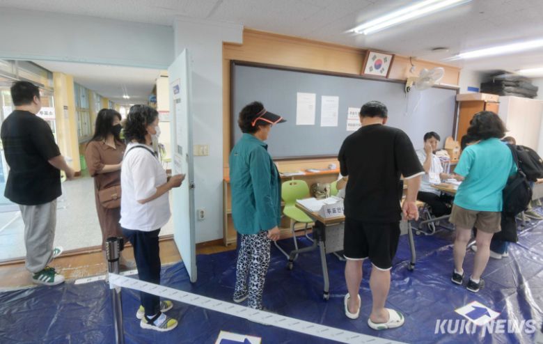 제21대 대통령 선거일인 3일 서울 용마초등학교 내에 설치된 중곡2동 제4투표소에서 유권자들이 소중한 한표를 행사하기 위해 줄지어 서있다.