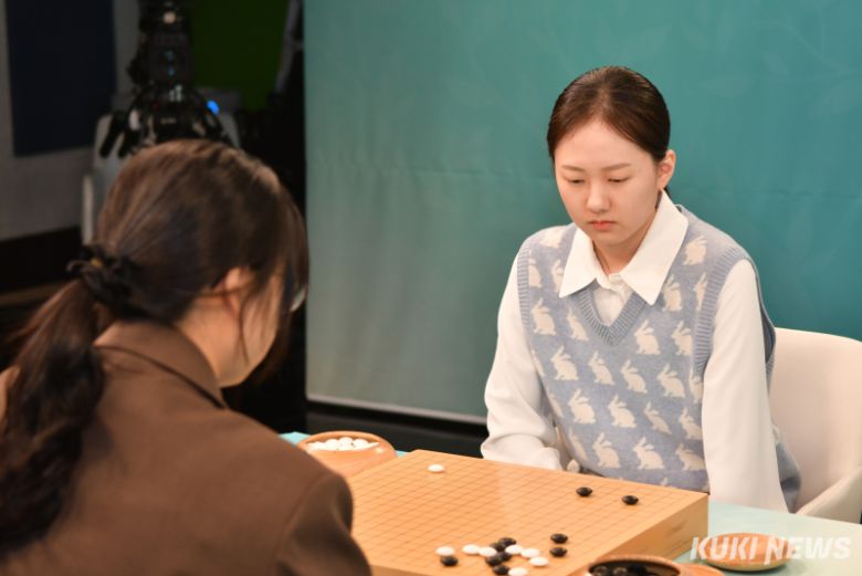 여자 랭킹 1위 김은지 9단(오른쪽)이 최정 9단과 대국하고 있다. 쿠키뉴스 자료사진