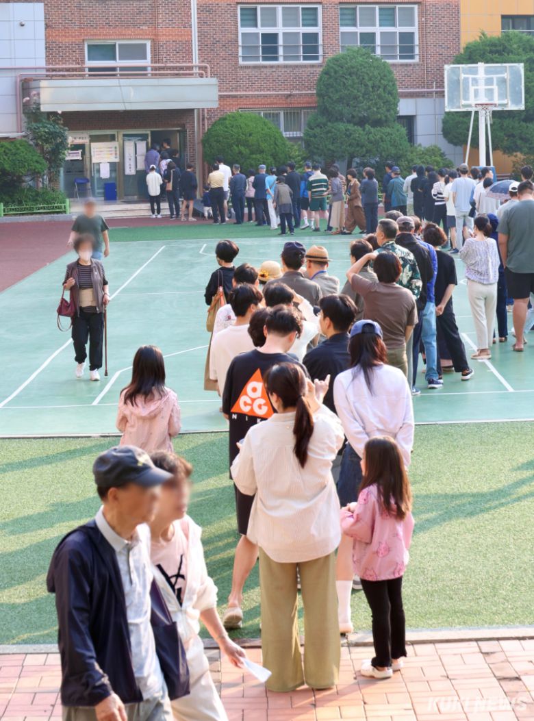 3일 오전 서초구 제3·4투표구의 투표소인 원명초등학교에 주민 수십여명이 투표소 입장을 위해 길게 줄지어 서있다.