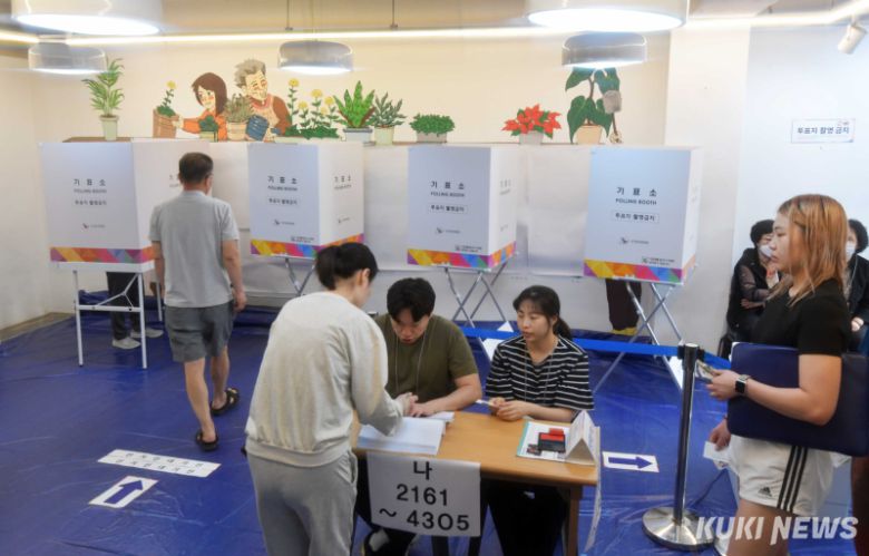 제21대 대통령 선거일인 3일 서울 강동구 강풀만화거리 만화카페 승룡이네에 마련된 성내2동제3투표소에서 유권자가 투표소에서 자신의 차례를 기다리고 있다.