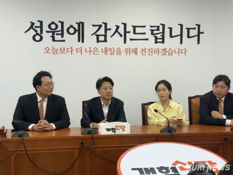 천하람 개혁신당 의원(왼쪽부터)과 이준석 의원, 이주영 의원, 전성균 최고위원이 5일 오후 선거대책본부 해단식에 참석했다. 송금종 기자