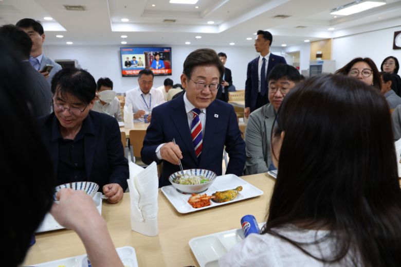 이재명 대통령이 11일 서울 용산 대통령실 기자식당에서 출입기자들과 점심식사를 하고 있다. 연합뉴스