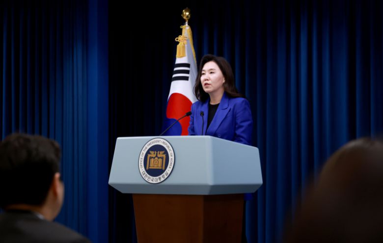 강유정 대통령실 대변인이 11일 서울 용산 대통령실 청사에서 현안 브리핑을 하고 있다.  연합뉴스