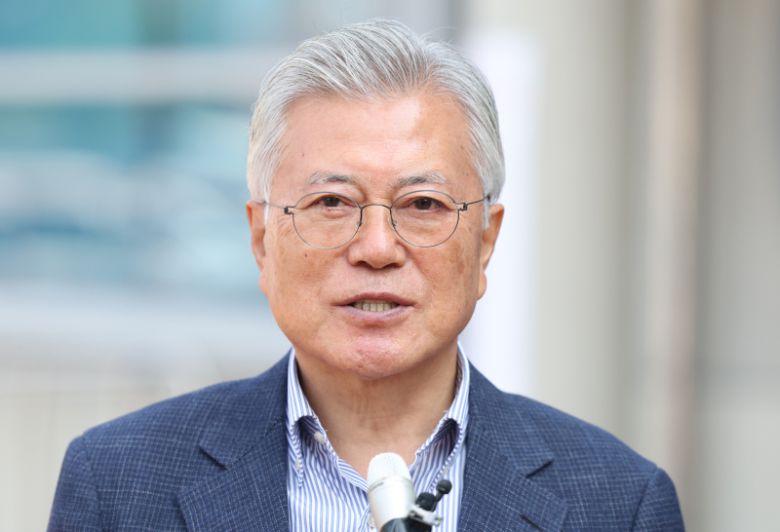 문재인 전 대통령이 21대 대선 사전투표 첫날인 지난달 29일 오전 경남 양산시 하북면 주민자치센터에 마련된 사전투표소에서 투표 후 취재진과 인터뷰하고 있다. 연합뉴스