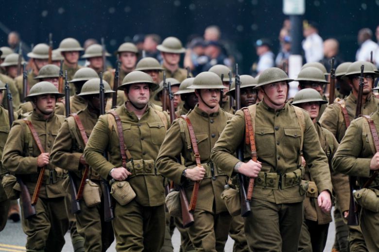 14일(현지시간) 미국 워싱턴DC에서 열린 미 육군 창설 250주년 기념 열병식에서 1차 세계 대전 당시 군복을 입은 군인들이 행진하고 있다. EPA=연합뉴스