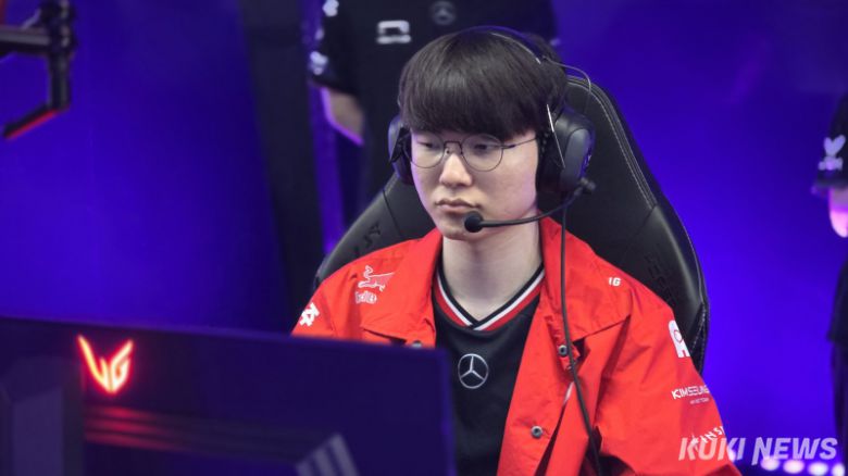 ‘페이커’ 이상혁이 15일 부산 사직실내체육관에서 ‘2025 LCK 로드 투 MSI’ 최종전 한화생명과 경기 전 장비를 세팅하고 있다. 김영건 기자