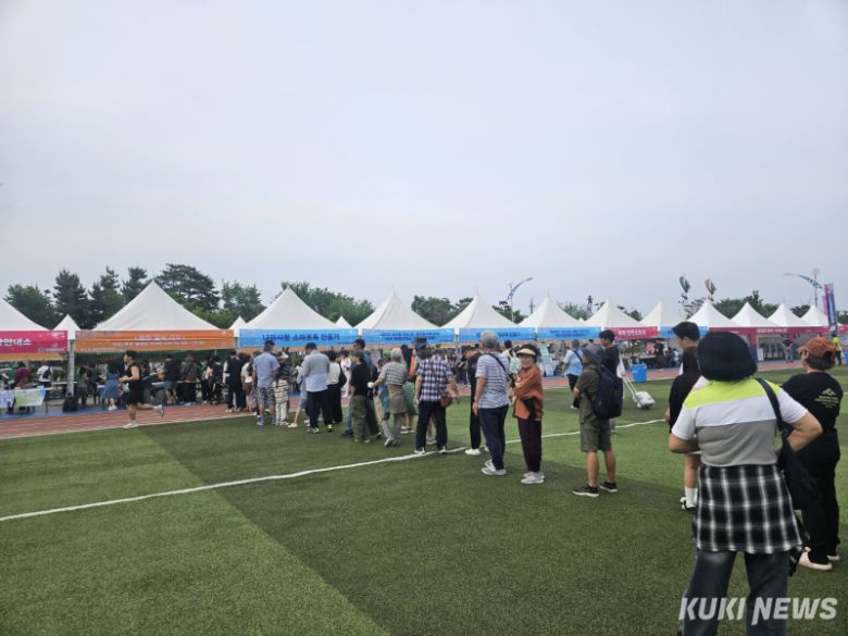 속초시 제10회 실향민문화축제 중 이북 전통음식 체험 부스. 조병수 기자.