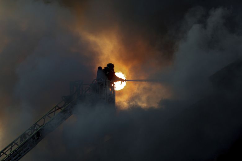 러시아 드론이 공격한 우크라이나 자포리자에서 화재 진압하는 소방관(기사와 관계없음). 연합뉴스