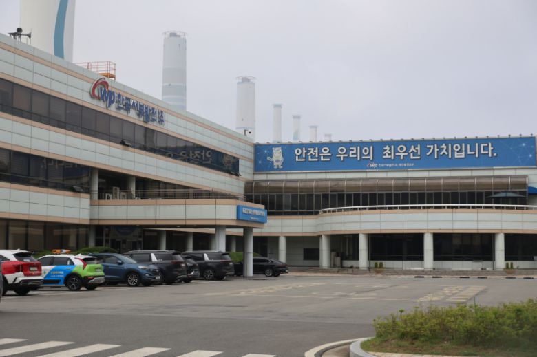 경찰과 노동 당국이 지난 16일 한국서부발전 태안화력발전소에서 작업 중 숨진 하청 노동자 고(故) 김충현씨 사건 관련 압수수색을 진행했다. 연합뉴스