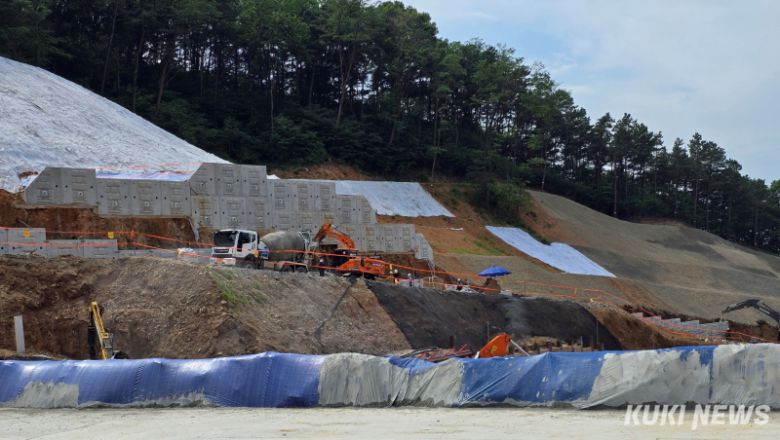 왼쪽은 부직포와 축대벽으로 집중호우를 대비하고 있으며 오른쪽은 가파른 경사를 3단으로 나누어 ‘지오셀’로 마감한 상황으로 비교되고 있다. 사진=명정삼 기자