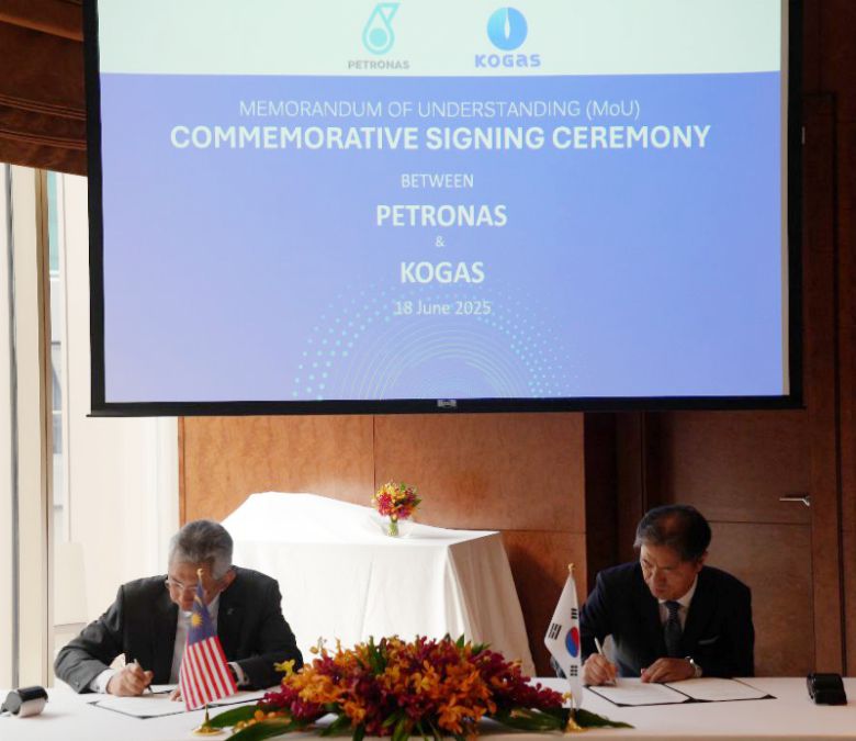 지난 18일 말레이시아 쿠알라룸푸르에서 오권택 한국가스공사 수소신사업단장(오른쪽)과 셤사이리 이브라힘(Shamsairi M Ibrahim) 말레이시아 국영 에너지 기업 페트로나스 LNG 마케팅·트레이딩 부사장이 ‘액화천연가스·수소·재생에너지·탄소 포집 및 저장 등 청정에너지 분야 협력 강화를 위한 업무협약’을 체결하고 있다. 한국가스공사 제공