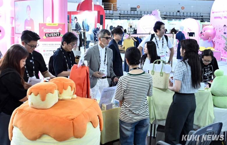 국내외 한류 팬들을 비롯해 콘텐츠 및 연관 산업 분야 전문가‧관계자들이 한자리에 모인 가운데 공연과 국제 콘퍼런스, 산업 전시, 수출 상담 등 다양한 행사가 진행 중이다.