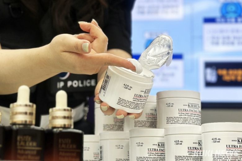 19일 정부대전청사 기자실에서 압수한 짝퉁 키엘 크림을 공개한 특허청 상표특별사법경찰. 사진=이재형 기자