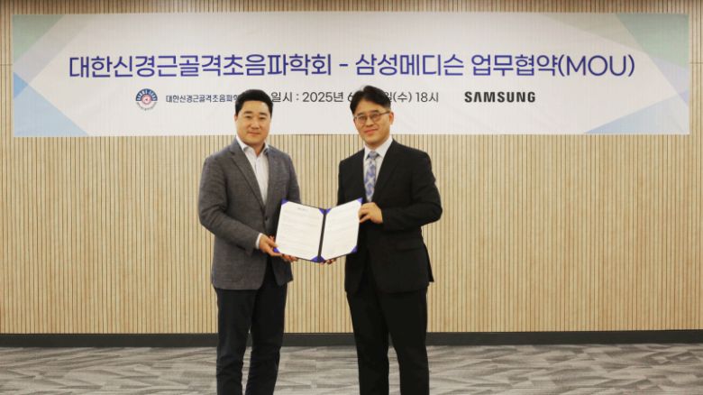 유규태 삼성메디슨 대표(왼쪽)와 김동휘 대한신경근골격초음파학회 회장은 최근 재활의학과 의료진 대상 초음파 진단 교육 프로그램 개발 및 시스템 구축을 위한 업무협약(MOU)을 체결했다. 삼성메디슨 제공