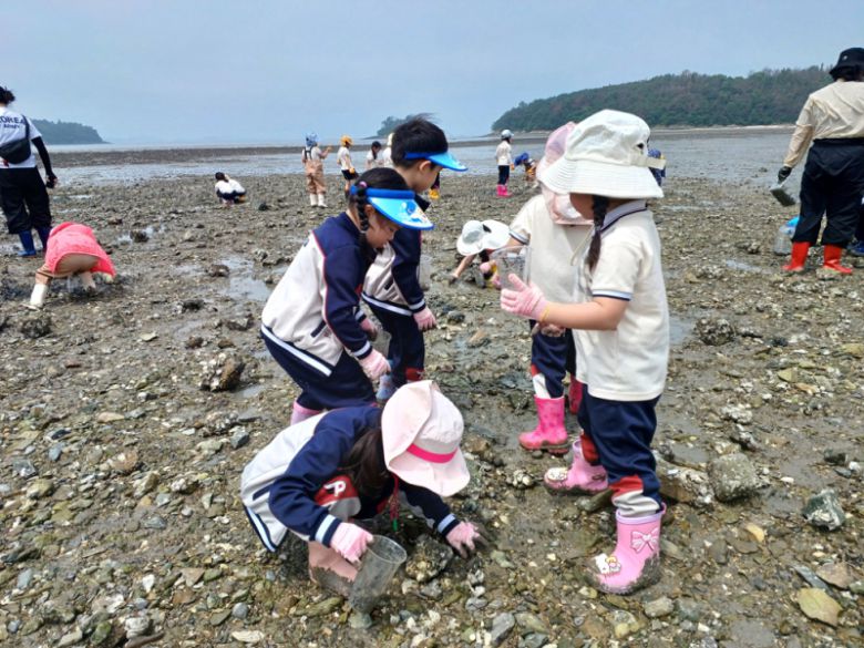 갯벌에서 직접 바다 생물을 관찰하며 바지락과 맛조개, 칠게 등을 잡아볼 수 있고, 가두리에 장어, 숭어 등 활어를 풀어 잡아보는 맨손고기체험 등 가족 단위 체험 프로그램을 즐길 수 있다. /전남도