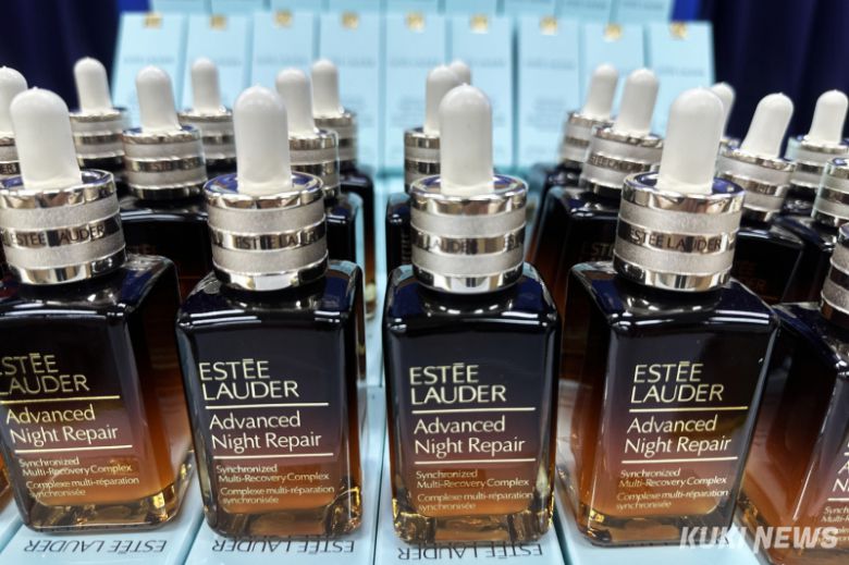 특허청 상표특별사법경찰이 압수한 짝퉁 에스티로더 미백화장품. 사진=이재형 기자