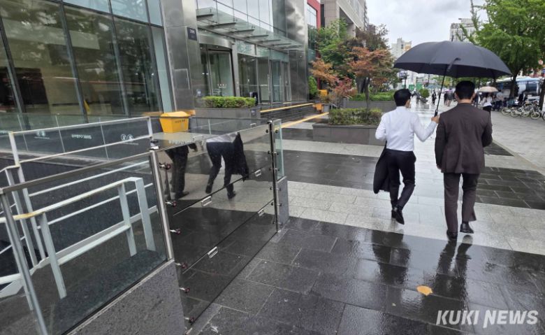 20일 전국적으로 많은 비가 내리고 있는 가운데 강남구 삼성동의 한 대형건물의 지하상가 출입구가 아예 차수판으로 폐쇄되어 있다.
